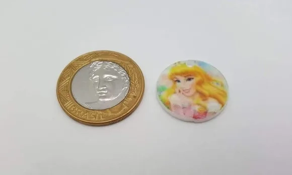 Pingente da Princesa Aurora em Acrílico com 2,1cm