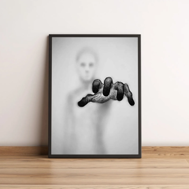Quadro com Figura Sombria e Mão Estendida 16