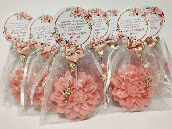 Lembrancinha 80 Anos: Sabonete Flor Dália com Mini Terço