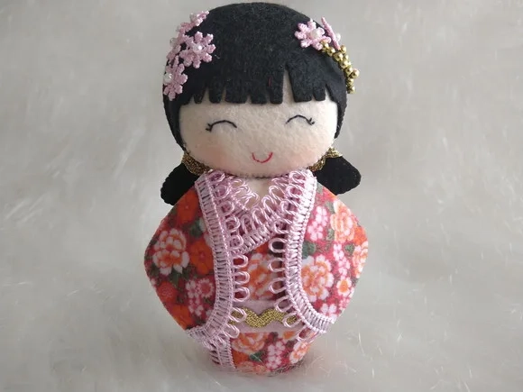 Boneca Kokeshi em feltro 15 cm