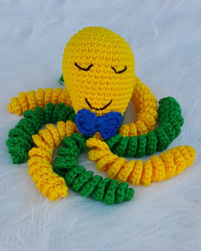Polvo amigurumi menino