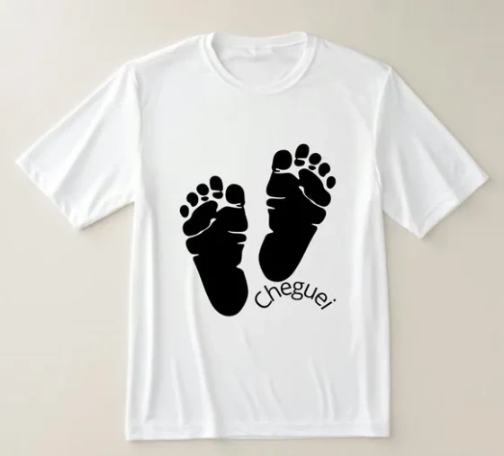 Camiseta Infantil Cheguei com Pegadas de Pézinho