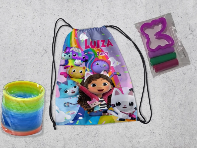 Kit Mochilinha + Mini Massinha de modelar e mola Maluca Casa Mágica da Gabby
