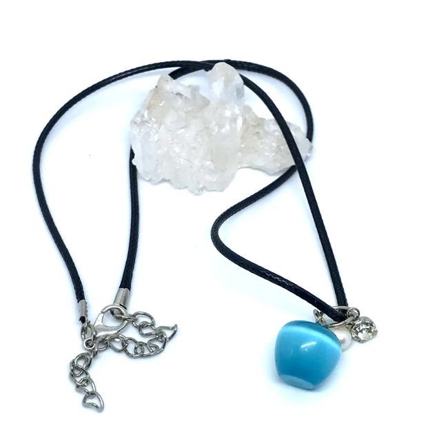 Cordão colar com pingente maçã de olho de gato azul e pérola