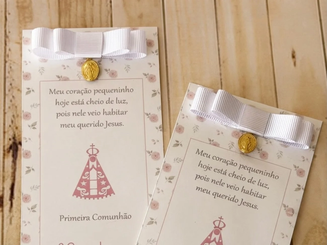 Lembrança Primeira Comunhão - Marcador Livro com laço e medalha