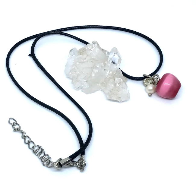 Cordão Colar com Pingente Maçã de Olho de Gato Rosa e Pérola