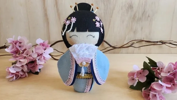 Boneca Kokeshi em Feltro 18 cm - Chamar Chat