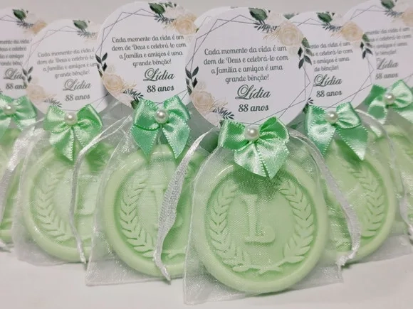 Lembrancinha 88 Anos: Sabonete Letra Inicial Personalizada