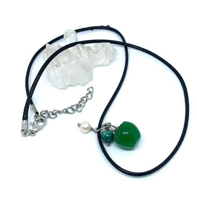 Cordão Colar com Pingente Maçã de Jade Verde e Pérola