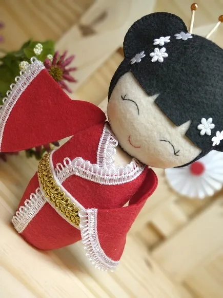 Boneca Kokeshi em feltro - 20 cm