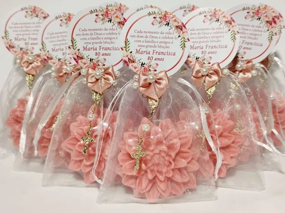 Lembrancinha 80 Anos: Sabonete Flor Dália com Mini Terço