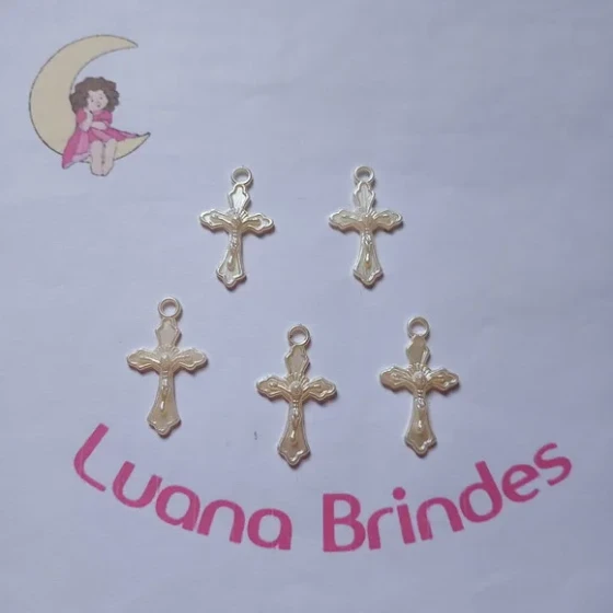 Pingente Crucifixo Perolado de Acrilico 3cm Pct 20 Unidades