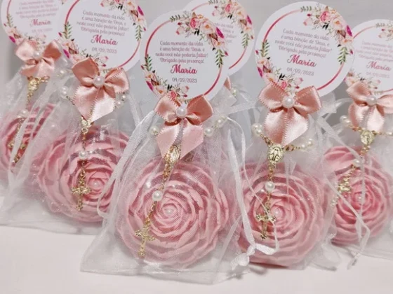 Lembrancinha 80 Anos: Sabonete Rosa Delicada Luxo com Terço