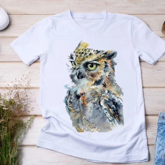 Camiseta Coruja Realista em Tons Terrosos e Aquarela