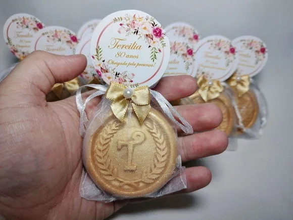Lembrancinha 80 Anos: Sabonete Letra Inicial Personalizada