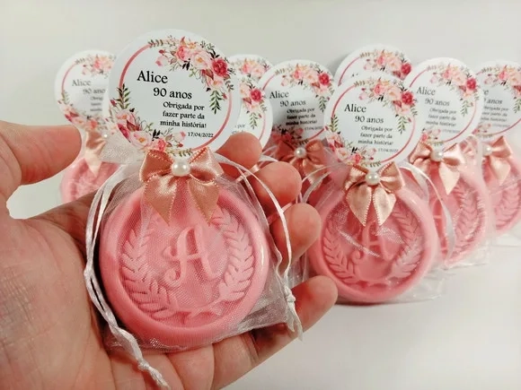 Lembrancinha 90 Anos: Sabonete Letra Inicial Personalizada
