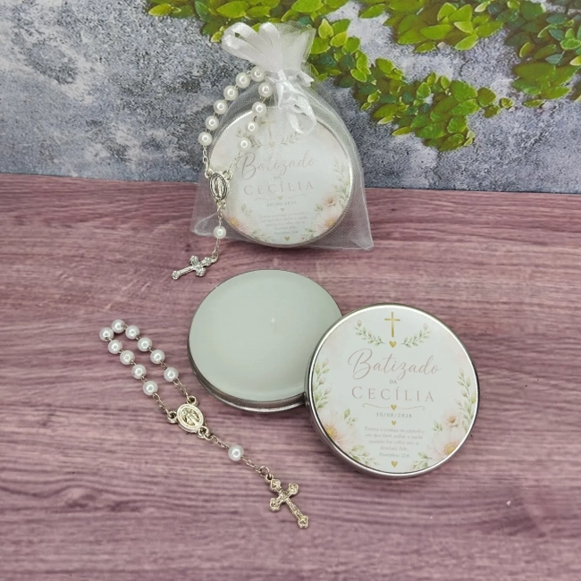 30 Unidades de Lembrancinha Batizado Vela Aromática na Latinha com Terço e Saco do Organza - Trabalhamos com qualquer tema - Informar o tema no chat