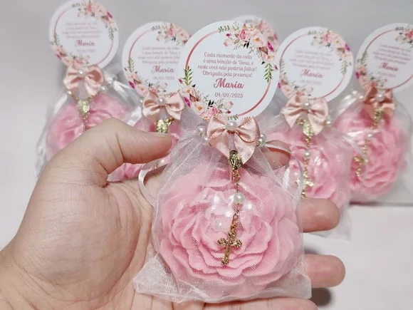 Lembrancinha 80 Anos: Sabonete Flor Peônia com Mini Terço