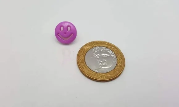 Aplique Botão de Carinha Lilás de 1,3cm - Com 20 Unidades