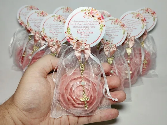 Lembrancinha 90 Anos: Sabonete Rosa Delicada Luxo com Terço