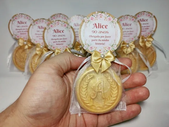 Lembrancinha 90 Anos: Sabonete Letra Inicial Personalizada