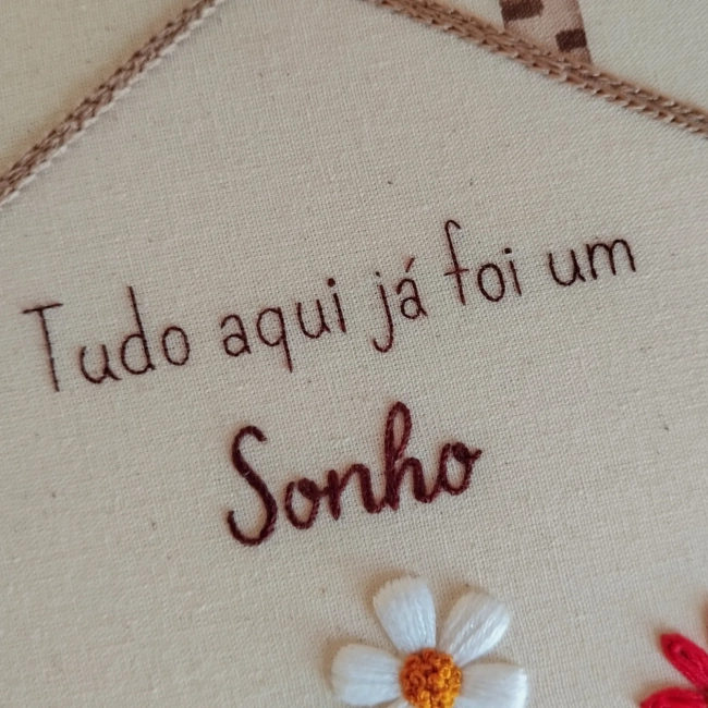Quadro Decorativo Tudo Aqui Já Foi um Sonho | Bordado à Mão