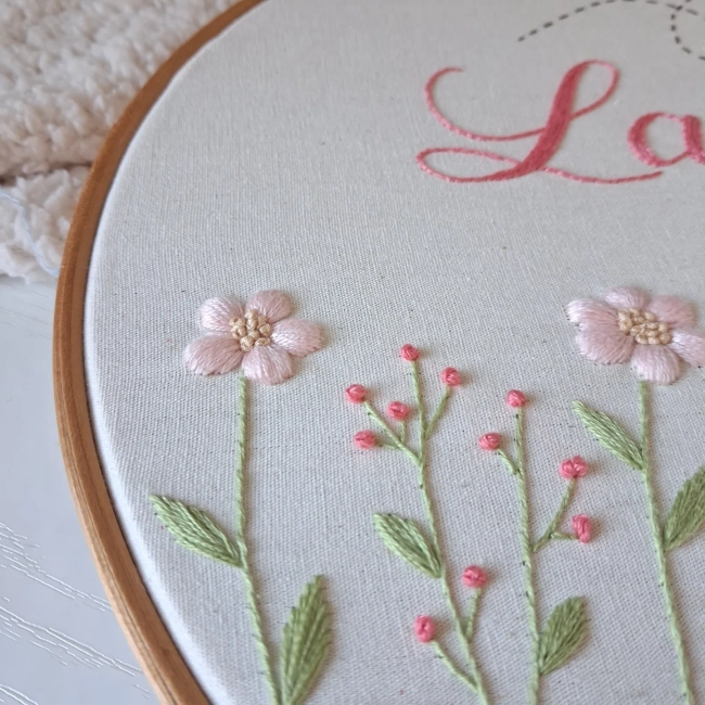 Porta Maternidade Bordado à Mão - Jardim Rosa