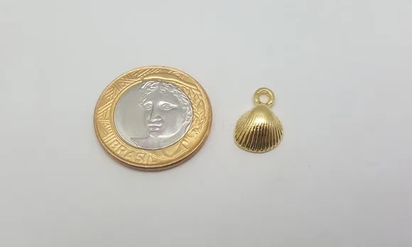 Pingente Concha Dourada de 1,7cm Metal Pacote com 10 Peças