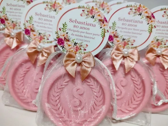 Lembrancinha 80 Anos: Sabonete Letra Inicial Personalizada