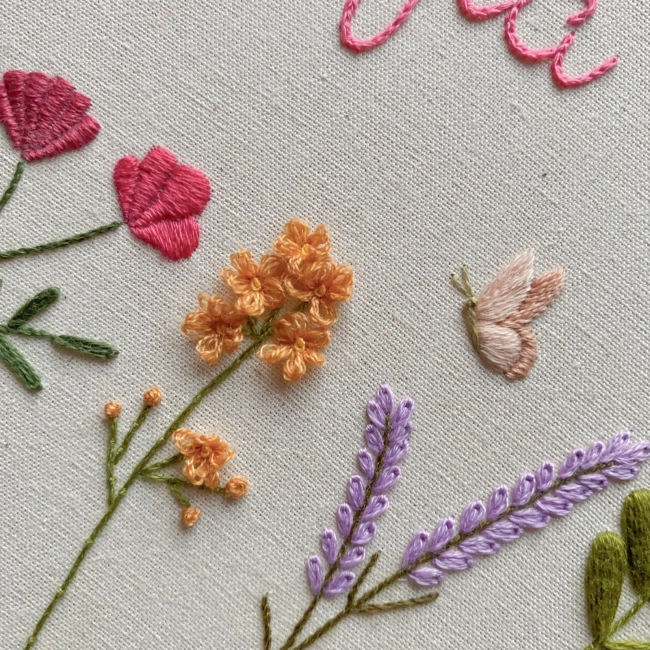 Porta Maternidade Jardim de Flores com Nome | Bordado à Mão Personalizado