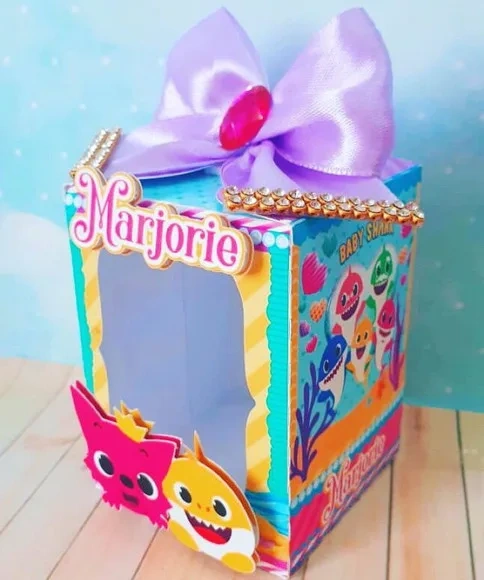 Caixa Retângular Vazada Baby Shark Menina