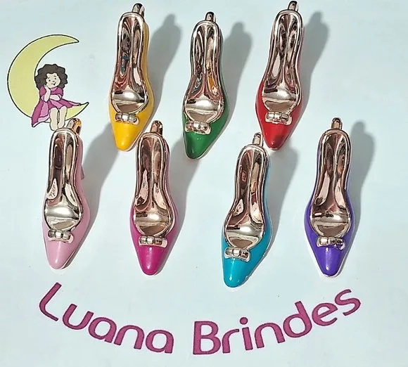 Pingente Sapatinho Dourado com Cores 5cm Pacote com 7 Unid.