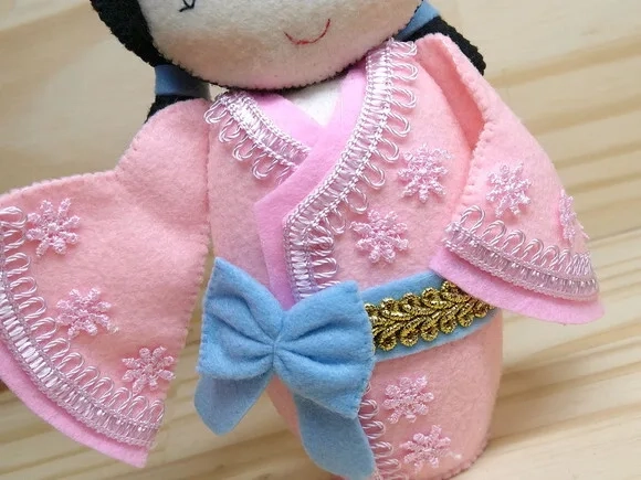 Boneca Kokeshi em feltro