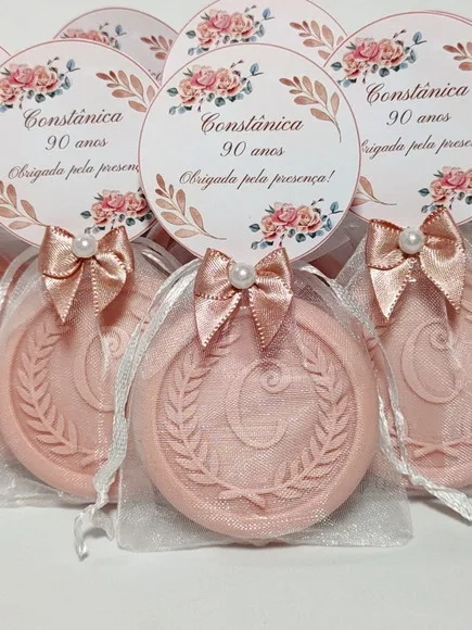 Lembrancinha 90 Anos: Sabonete Letra Inicial Personalizada
