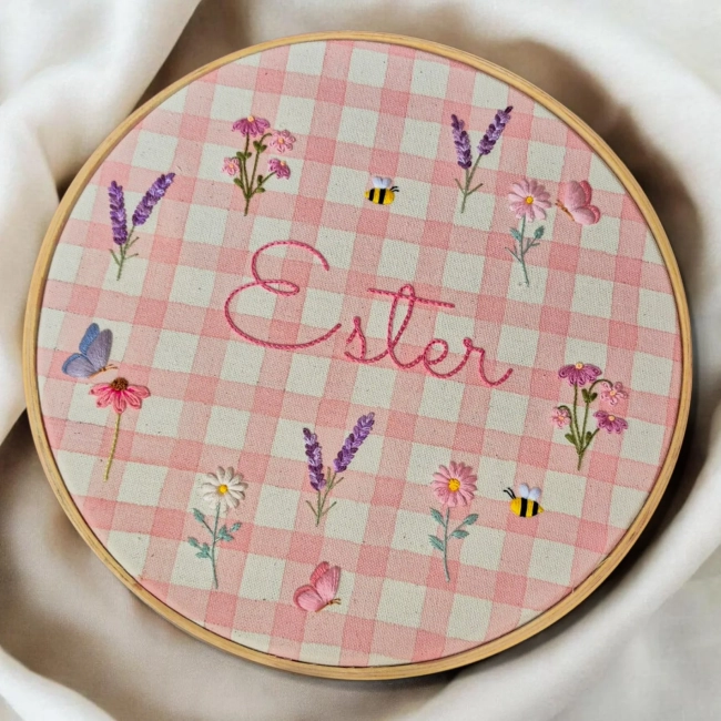 Porta Maternidade Xadrez Rosa com Nome | Flores e Borboletas Bordadas à Mão