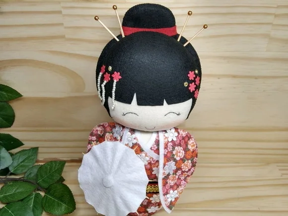 Boneca Kokeshi em feltro - 30 cm