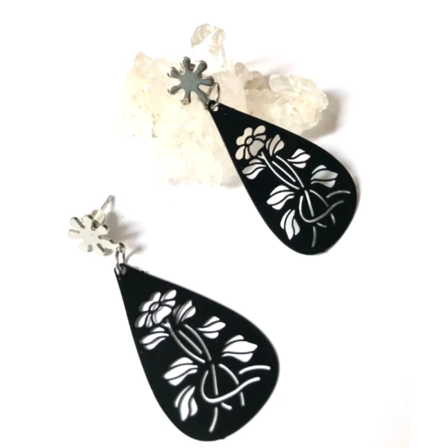 Brinco Gota Negra com Flores – Super Leve e Inox