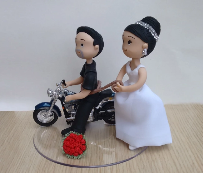 casal de noivinhos topo de bolo na moto
