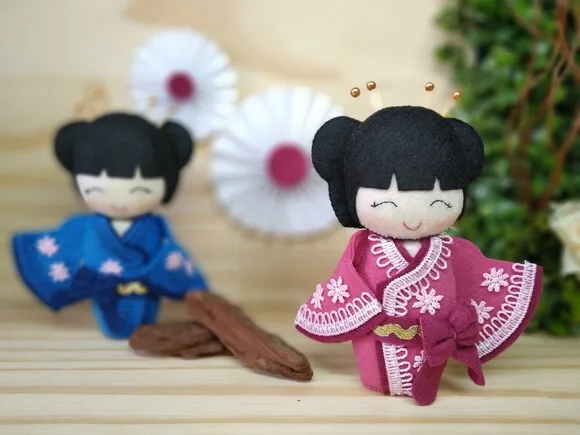Boneca Kokeshi em feltro 15 cm