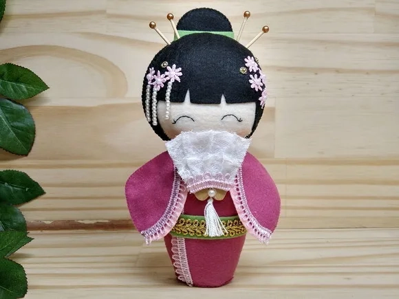 Boneca Kokeshi em feltro - 20 cm
