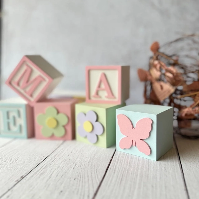 Cubos Decorativos Nome do Bebê 6x6 cm em MDF Tons Pastel - Personalizados para Nicho ou Prateleira - Tema Jardim