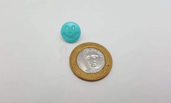 Aplique Botão de Carinha Feliz Azul de 1,3cm - 20 unidades