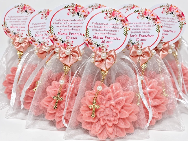 Lembrancinha 80 Anos: Sabonete Flor Dália com Mini Terço