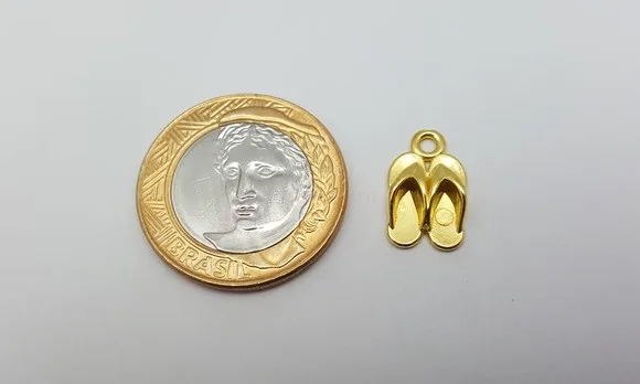 Pingente Chinelinhos Dourado De Abs 1,7cm - Pacote Com 25 Un