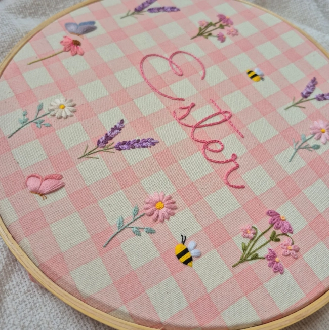 Porta Maternidade Xadrez Rosa com Nome | Flores e Borboletas Bordadas à Mão