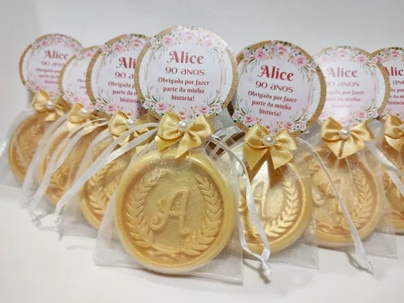 Lembrancinha 90 Anos: Sabonete Letra Inicial Personalizada