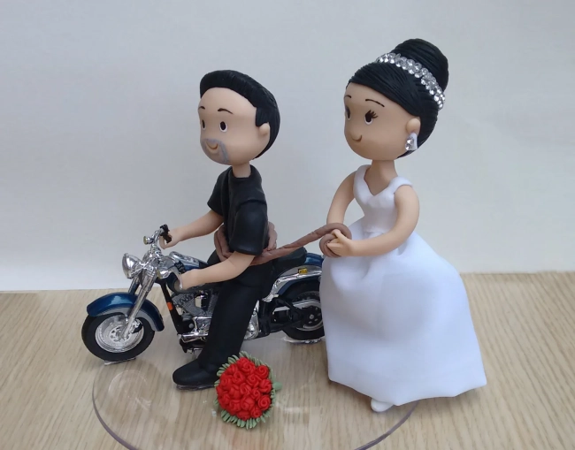 casal de noivinhos topo de bolo na moto