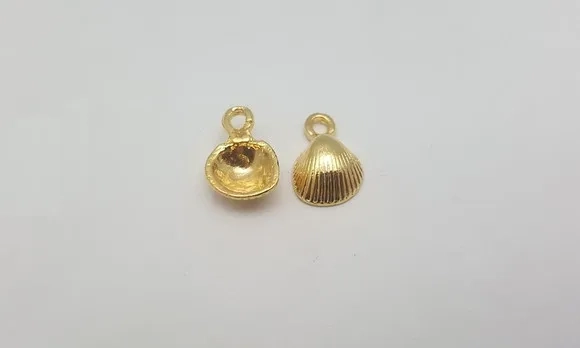 Pingente Concha Dourada de 1,7cm Metal Pacote com 10 Peças