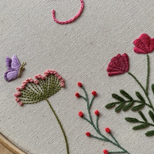 Porta Maternidade Jardim de Flores com Nome | Bordado à Mão Personalizado