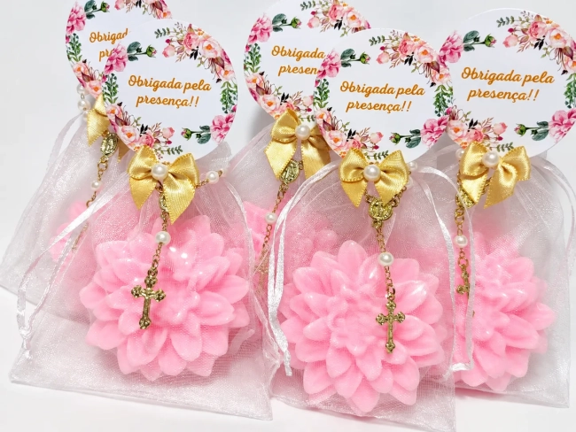 Lembrancinha 70 Anos: Sabonete Flor Dália com Mini Terço
